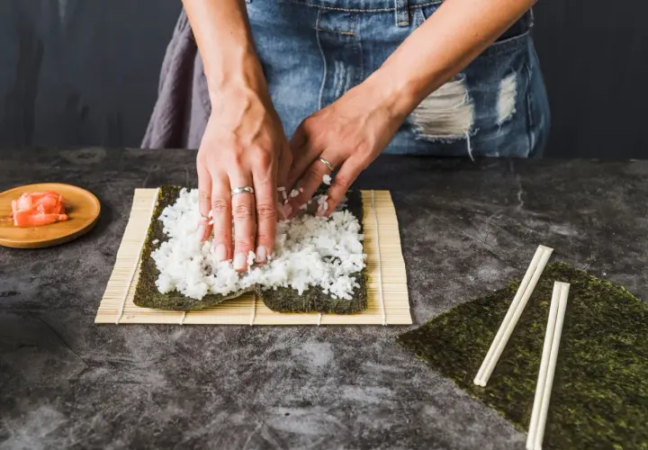 Ryż do sushi perfekcyjnie przygotowany: krok po kroku