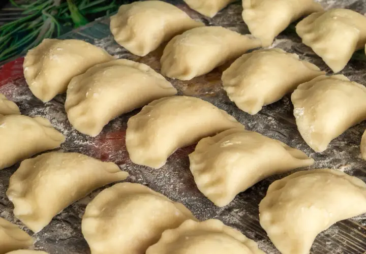Gotowe do lepienia pierogi z jajkiem i olejem. Idealne na obiad lub kolację.