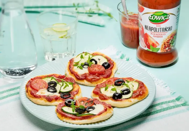 Pizzerinki z gotowego ciasta do pizzy, z sosem Łowicz i świeżymi dodatkami. Idealne na szybką przekąskę.