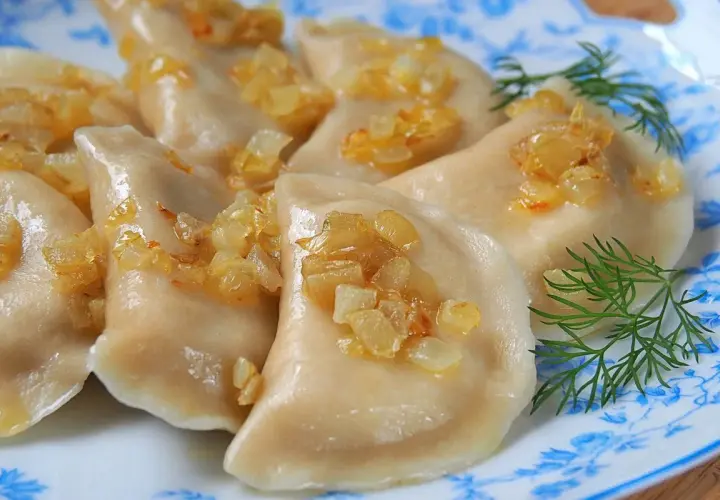 Jak zrobić pierogi ruskie dietetyczne: przepis i kalorie