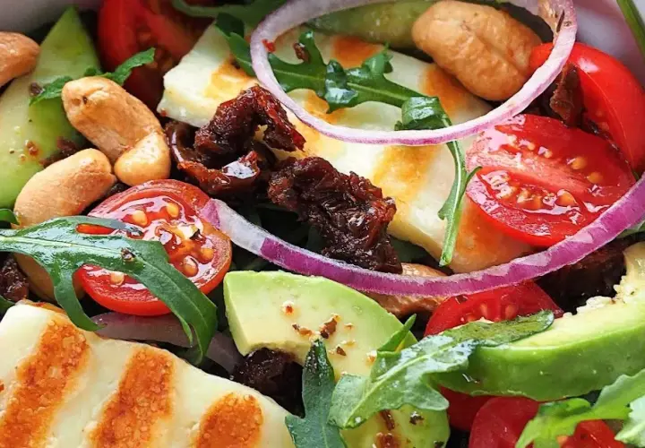 Najlepsza sałatka z serem halloumi i suszonymi pomidorami: przepis krok po kroku