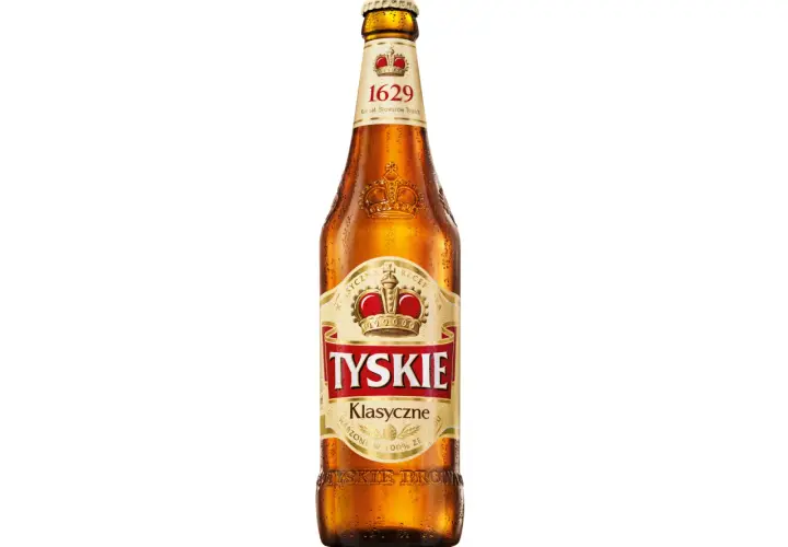 Chłodne piwo Tyskie Klasyczne w butelce. Zastanawiasz się, ile waży litr piwa? To piwo jest gotowe do degustacji!