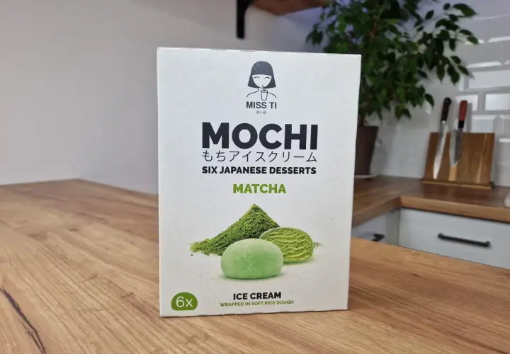 Pudełko lodów mochi matcha Miss Ti. Zastanawiasz się, ile kosztuje mochi w Żabce? To sześć japońskich deserów w miękkim cieście ryżowym.
