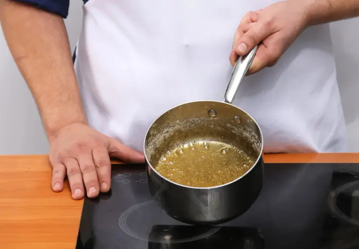 Jak zrobić karmel na patelni w prosty sposób - krok po kroku z wskazówkami