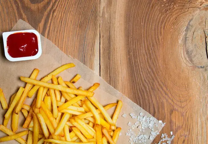 Ile smażyć frytki na patelni? Sprawdź czasy i najlepsze wskazówki