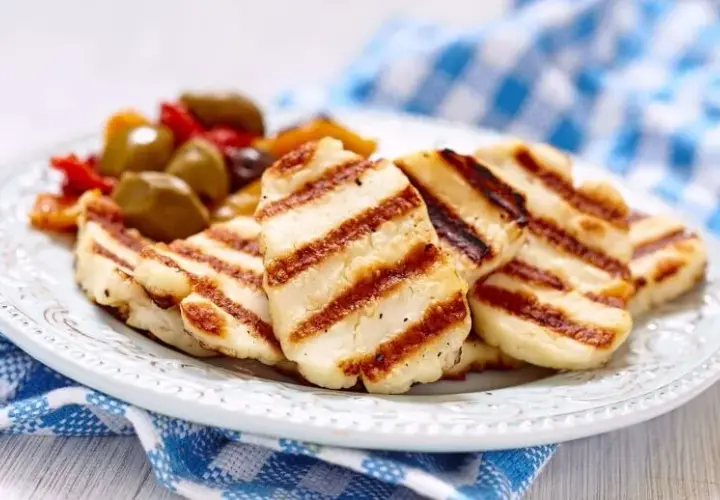 Jak grillować ser halloumi na patelni, by uzyskać idealną chrupkość?
