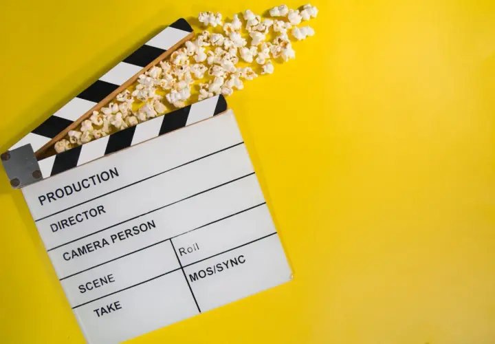 Kamera, akcja! Popcorn w piekarniku gotowy na filmowy wieczór.