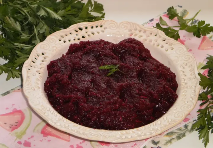 Pyszne, domowe buraczki z chrzanem, idealne jako dodatek do obiadu. Ten sprawdzony przepis na buraczki z chrzanem zachwyci każdego!