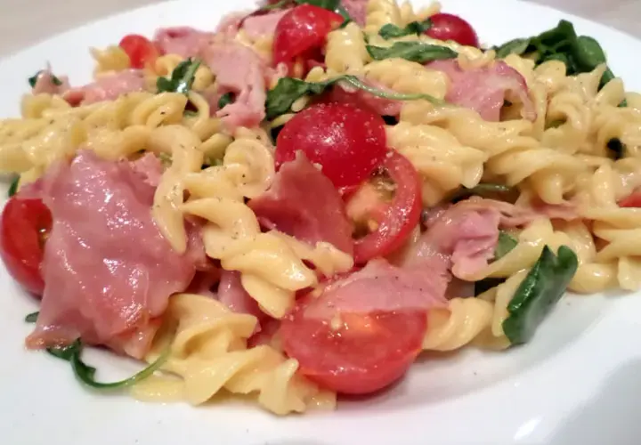Przepyszny makaron z rukolą i szynką parmeńską - łatwy przepis