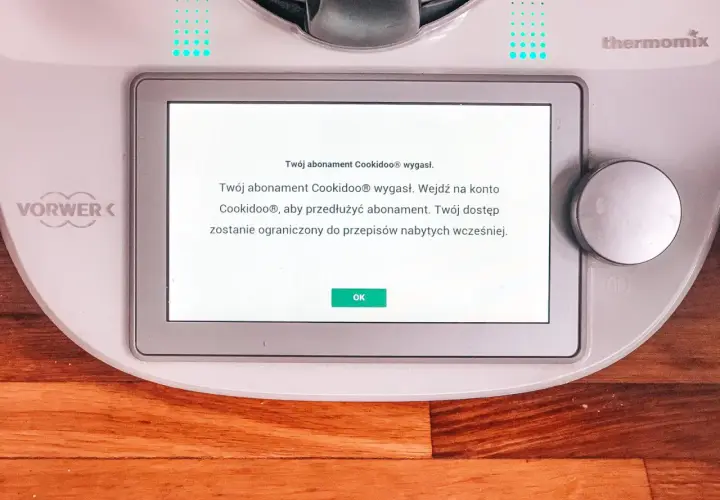 Komunikat na ekranie Thermomixa: "Twój abonament Cookidoo® wygasł. Wejdź na konto Cookidoo®, aby przedłużyć abonament." Zastanawiasz się, ile kosztuje abonament Thermomix?