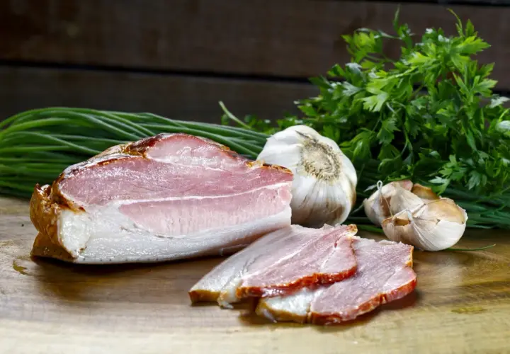 Wędzony boczek, czosnek i szczypiorek. Zastanawiasz się, ile parzyć boczki po wędzeniu?