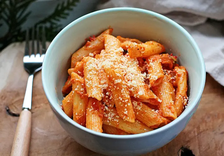 Penne w kremowym sosie pomidorowym, posypane parmezanem. Idealny sos śmietanowy do makaronu.