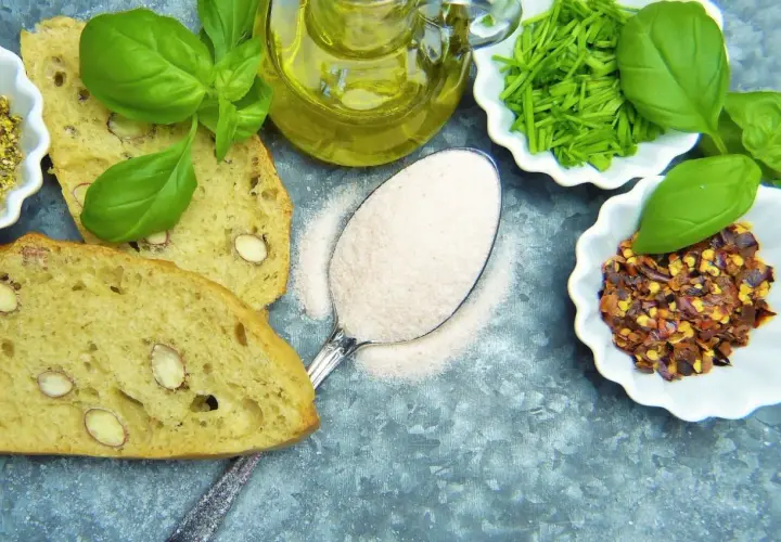 Łyżka różowej soli himalajskiej, chleb z migdałami, oliwa, bazylia, szczypiorek i płatki chili. Zastanawiasz się, ile gramów ma duża łyżka soli?