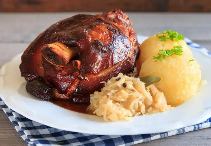 Przepis na soczystą golonkę pieczoną: Krok po kroku do idealnej golonki