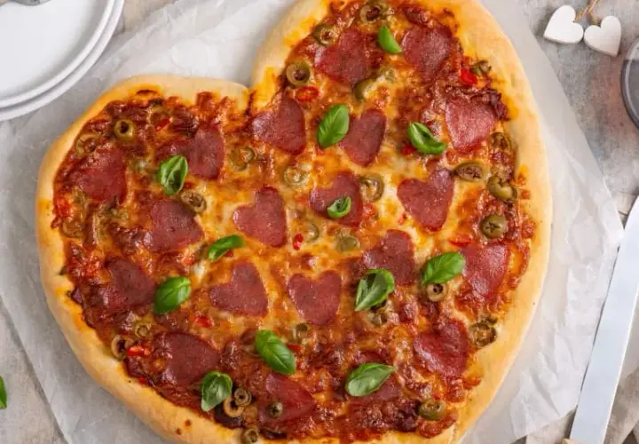 Walentynkowa blacha do pizzy w kształcie serca: przewodnik dla romantyków