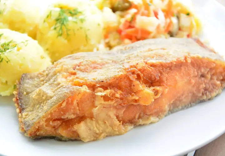 Jak smażyć halibuta na patelni, by uzyskać idealną chrupkość?