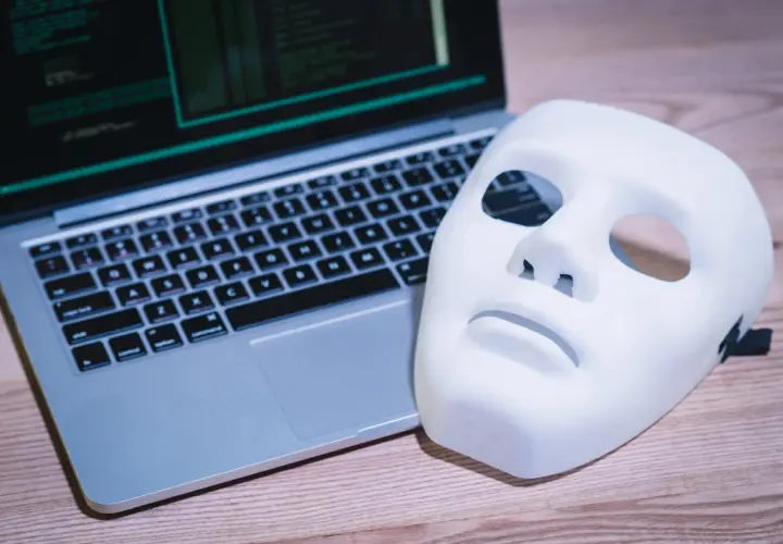 Maska w internecie. Jak anonimowość zmienia nasze zachowanie przy stole?