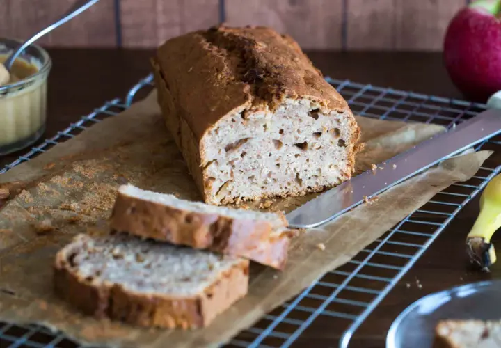 Przepis na chlebek bananowy z jabłkami - soczysty i aromatyczny