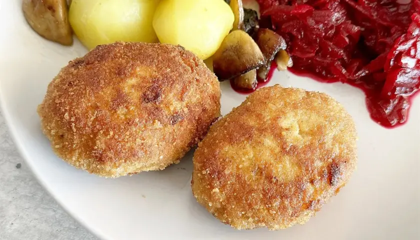 Pyszne kotleciki mielone z indyka, idealne na obiad. Podane z ziemniakami, grzybami i buraczkami. Przepis na mielone z indyka wart wypróbowania!
