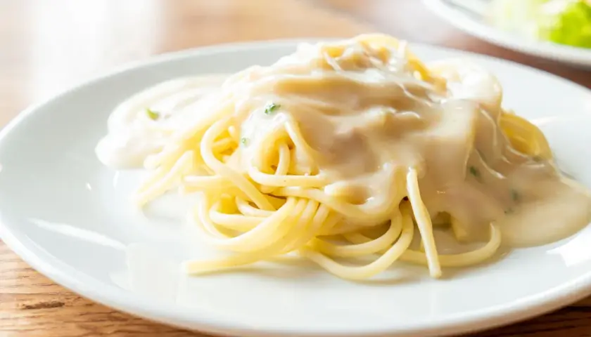 Pyszny makaron spaghetti polany kremowym, serowym sosem. Idealny przepis na sos serowy do makaronu, który zachwyci każdego.