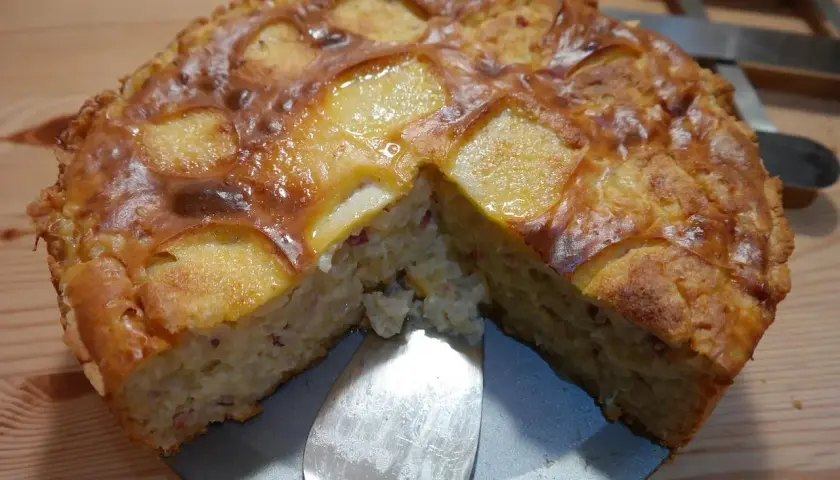Apetyczna babka ziemniaczana z kawałkiem wyjętym łopatką. Idealna na obiad, a jak długo piec babkę ziemniaczaną? Zależy od piekarnika!