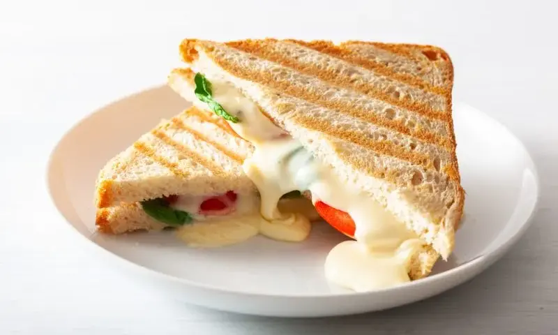 Ile kalorii ma tost z serem? Poznaj dokładną wartość i fakty