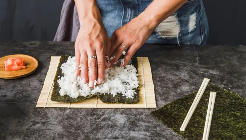 Ryż do sushi perfekcyjnie przygotowany: krok po kroku