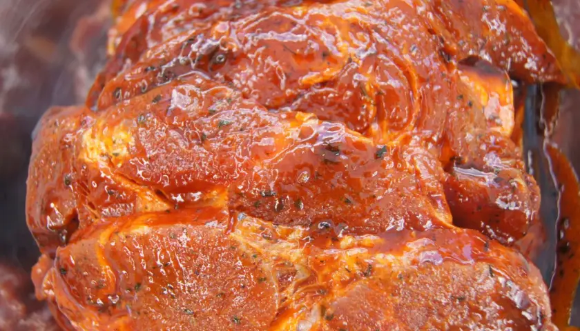 Karkówka w klasycznej marynacie do karkówki z piekarnika, gotowa do pieczenia. Soczyste mięso w intensywnym sosie.