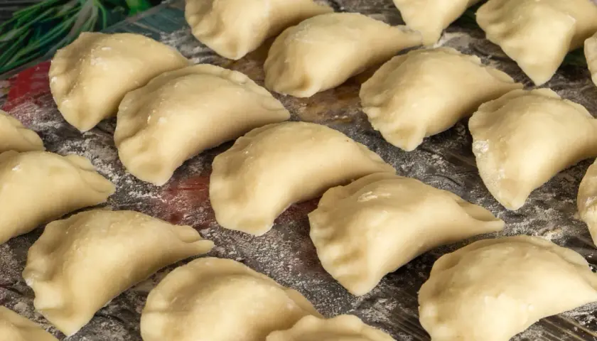 Gotowe do lepienia pierogi z jajkiem i olejem. Idealne na obiad lub kolację.