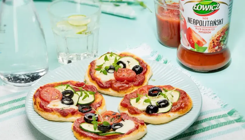 Pizzerinki z gotowego ciasta do pizzy, z sosem Łowicz i świeżymi dodatkami. Idealne na szybką przekąskę.