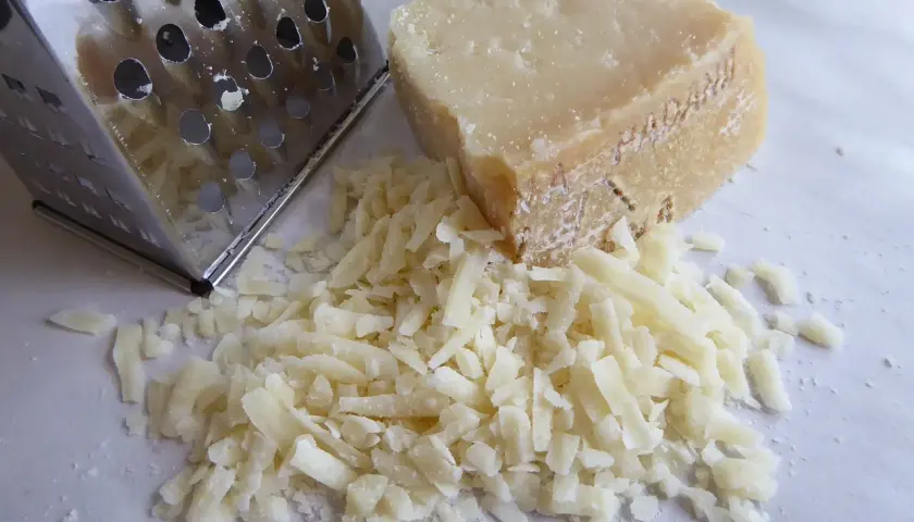 Tarty ser żółty i tarka. Czy ser żółty można mrozić? Tak, po starciu na tarce można go zamrozić.