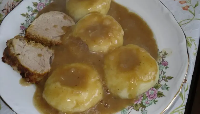Kluseczki śląskie w sosie pieczeniowym, podane z pieczonym mięsem. To najprostszy sos do klusek śląskich, idealny na obiad.