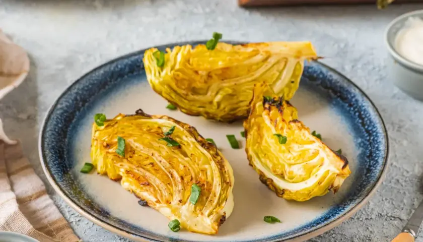 Pieczona kapusta w piekarniku, idealna na obiad. Ten prosty przepis na pieczoną kapustę zachwyci każdego.
