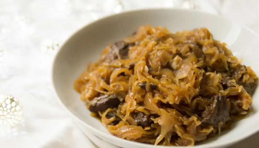 Kapusta z grzybami, czyli przepis babci na wigilijną potrawę. Aromatyczna i sycąca.