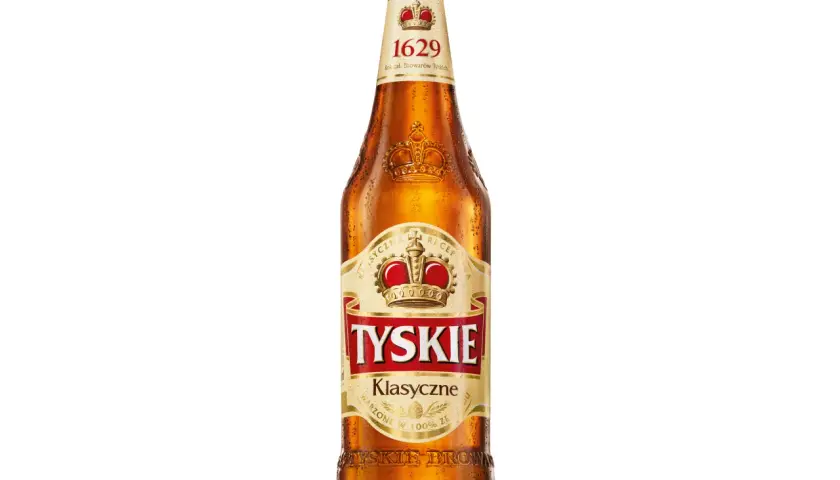 Chłodne piwo Tyskie Klasyczne w butelce. Zastanawiasz się, ile waży litr piwa? To piwo jest gotowe do degustacji!