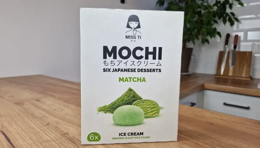 Pudełko lodów mochi matcha Miss Ti. Zastanawiasz się, ile kosztuje mochi w Żabce? To sześć japońskich deserów w miękkim cieście ryżowym.