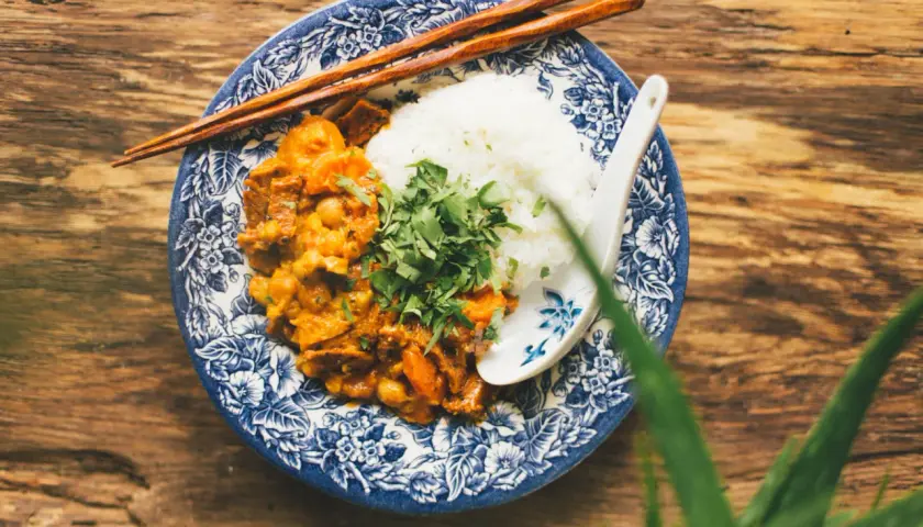 Pyszne curry z ciecierzycą i batatami, podane z ryżem. Idealna alternatywa, co zamiast czerwonej pasty curry.