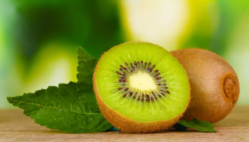 Kiwi: Ile kalorii ma owoc? Zaskakujące fakty o niskiej kaloryczności