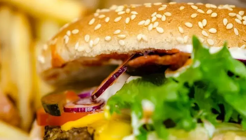 Burger wołowy z frytkami: Ile kalorii naprawdę jesz? Szokujące liczby!