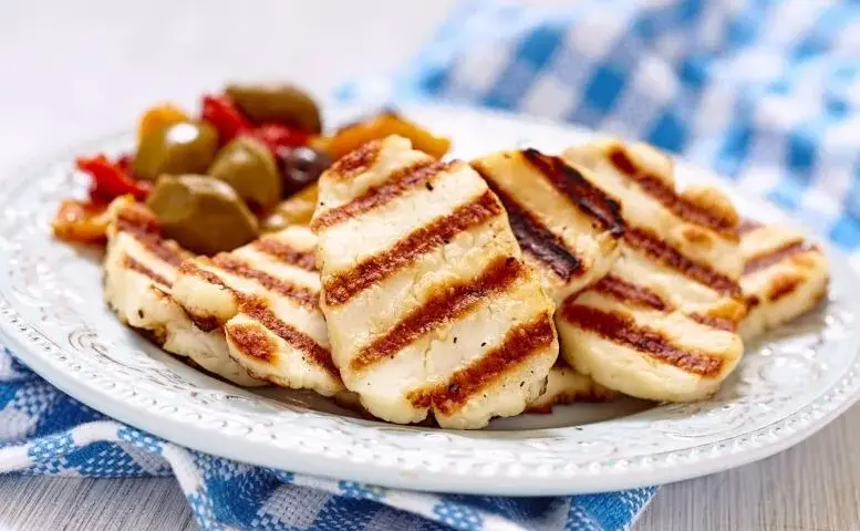 Jak grillować ser halloumi na patelni, by uzyskać idealną chrupkość?