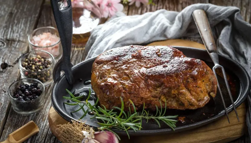 Soczysta karkówka pieczona w rękawie na obiad, podana w żeliwnej patelni z rozmarynem i czosnkiem.
