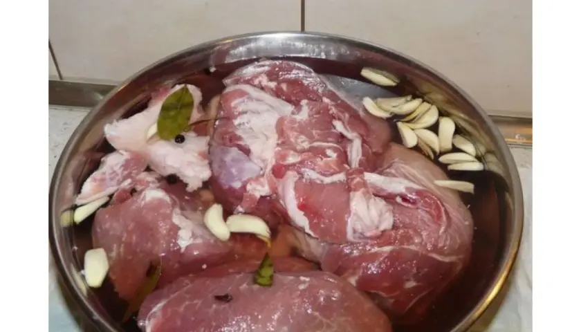 Mięso w zalewie z czosnkiem i przyprawami. Szukasz informacji, ile peklosoli na litr wody tabela?