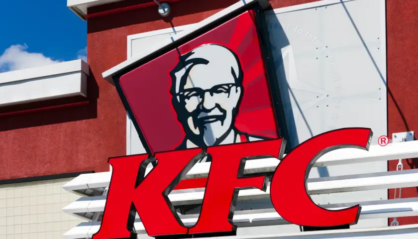 Logo KFC z wizerunkiem pułkownika Sandersa. Zastanawiasz się, ile kcal ma zinger z KFC?