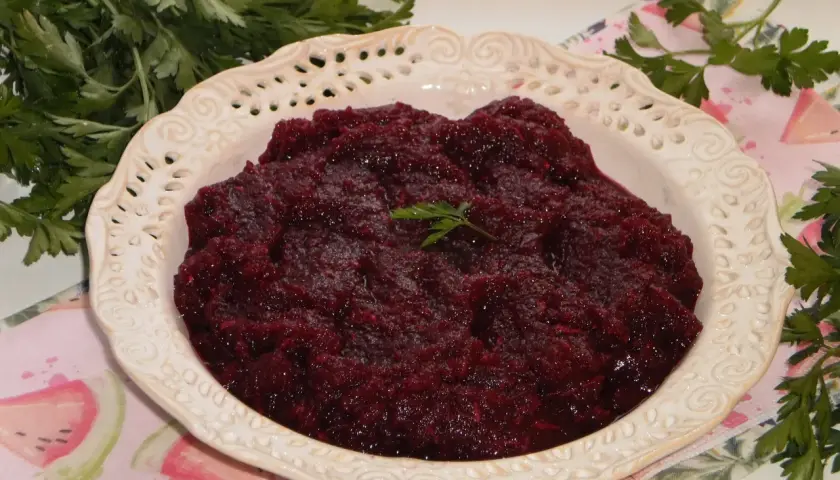 Pyszne, domowe buraczki z chrzanem, idealne jako dodatek do obiadu. Ten sprawdzony przepis na buraczki z chrzanem zachwyci każdego!