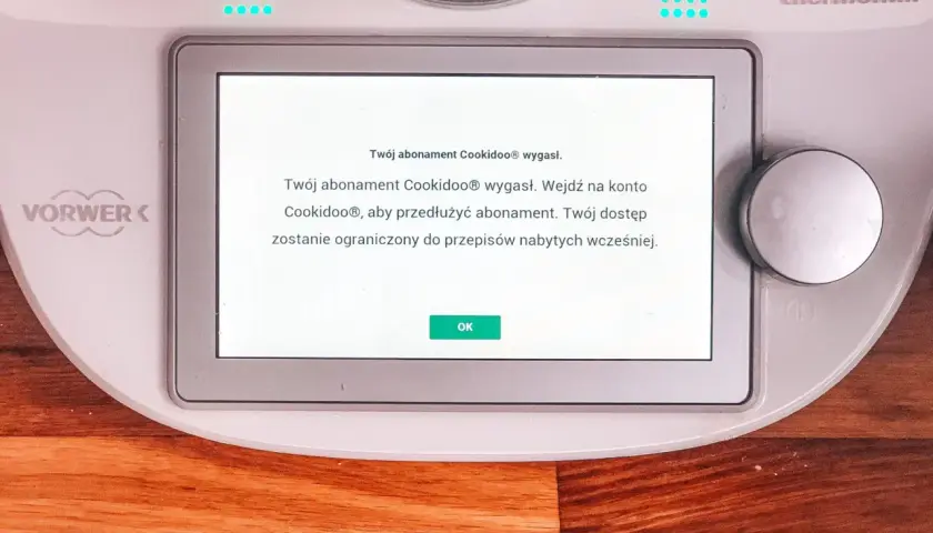 Komunikat na ekranie Thermomixa: "Twój abonament Cookidoo® wygasł. Wejdź na konto Cookidoo®, aby przedłużyć abonament." Zastanawiasz się, ile kosztuje abonament Thermomix?
