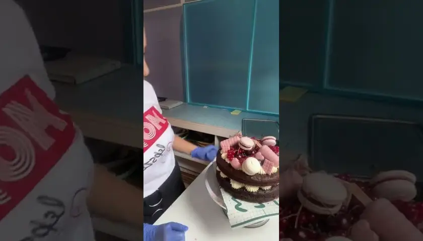 Jak zrobić tort z makaronikami i owocami: przepis krok po kroku