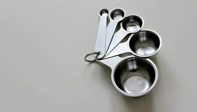 Zestaw metalowych miarek kuchennych. Pomogą Ci ustalić, ile ml oleju to gram, przyrządzając potrawy.