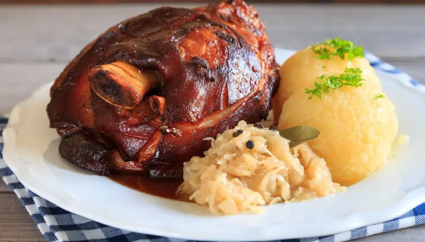 Przepis na soczystą golonkę pieczoną: Krok po kroku do idealnej golonki