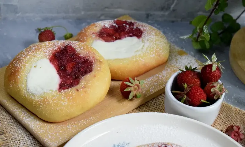 Fit drożdżówki z serem: Przepis na zdrową słodką przekąskę