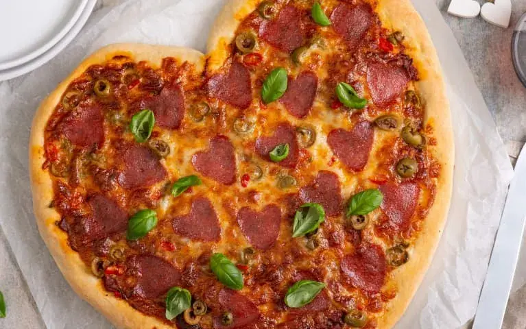 Walentynkowa blacha do pizzy w kształcie serca: przewodnik dla romantyków